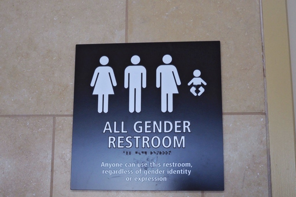 El Gobierno instruye a escuelas a que transexuales usen baños que prefieran