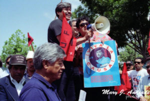 César Chávez en primer plano y Ernestina García