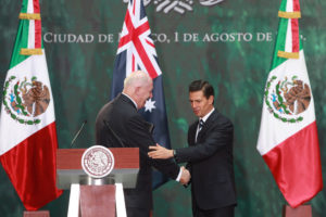El presidente de México, Enrique Peña Nieto (d), saluda al gobernador general de Australia, Peter Cosgrove (i), durante una rueda de prensa hoy, lunes 1 de agosto de 2016, en el patio de honor del Palacio Nacional de Ciudad de México. EFE/Mario Guzmán