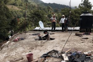 epa05465592 Residents search for surviovrs and belongings in damaged buildings caused by a landslide, in the municipality of Huauchinango, Mexico, 08 August 2016. Heavy rains caused by Tropical Storm Earl in Mexico have left at least 45 dead. EPA/Hugo Ortuno