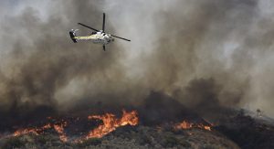 Un incendio fuera de control que se declaró hoy en un área montañosa del condado californiano de San Bernardino, a unos 115 kilómetros al noreste de Los Ángeles, arrasó más de 3.600 hectáreas y forzó la evacuación de al menos 82.000 residentes de más de 34.500 viviendas. EFE