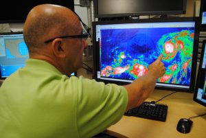 EFE/EUA CARIBE SHM28 MIAMI (FL, EEUU), 1/6/2015.- El fenómenos de "El Niño", un calentamiento de las aguas del Pacífico, vuelve a ser, al igual que en 2014, un factor clave en la menor actividad ciclónica prevista para el Atlántico esta temporada, que arranca oficialmente hoy, destacó a Efe un meteorólogo del Centro Nacional de Huracanes (CNH). Si bien "El Niño" determinó una temporada "relativamente tranquila" en 2014, es este año cuando se encuentra en "completo desarrollo", según precisó hoy Lixion Ávila, meteorólogo del CNH, con sede en Miami. Los vientos cortantes y los patrones de presión atmosférica causados por "El Niño" tienden a inhibir el desarrollo de huracanes en la cuenca atlántica, pero, como advirtió Ávila, "solo hace falta un huracán" para que el efecto pueda ser devastador y catastrófico para la población. EFE/TONI BELCHI