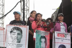 Padres de los 43 estudiantes mexicanos desaparecidos participan del concierto "Voces por los 43" hoy, viernes 26 de agosto de 2016, en el estadio Azteca en Ciudad de México (México), en conmemoración de los 23 meses de la desaparición de los 43 estudiantes de Iguala, Guerrero (México). EFE