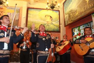 Mariachis rinden homenaje hoy, domingo 28 de agosto de 2016, en la Plaza Garibaldi, la icónica plaza de los mariachis de Ciudad de México, (México) al cantautor Juan Gabriel quien murió esta mañana en su casa de Santa Mónica, California (Estados Unidos). EFE