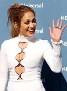 La actriz estadounidense Jennifer Lopez posa a su llegada a la presentación de la nueva parrilla de programas pertenecientes a NBCUniversal. EFE