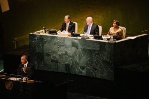 El presidente de EE.UU., Barack Obama (i), ofrece un discurso hoy, martes 20 de septiembre de 2016, durante el debate general de la 71 sesión de la asamblea general de la Organización de las Naciones Unidas (ONU) en Nueva York (EE.UU.). EFE