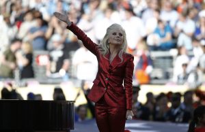 US singer Lady Gaga performs the national anthem before the start of the NFL's Super Bowl 50 between the AFC Champion Denver Broncos and the NFC Champion Carolina Panthers at Levi's Stadium in Santa Clara, California, USA, 07 February 2016. (Estados Unidos) EFE/EPA/TANNEN MAURY