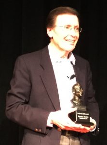 El Dr. Francisco Jiménez con The John Steinbeck Award.