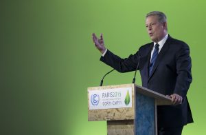 El ex vicepresidente estadounidense Al Gore durante una conferencia titulada 'Invertir a largo plazo, el uso del carbón como un riesgo' durante la Cumbre del Clima celebrada en Le Bourget, al norte de París, Francia hoy 3 de diciembre de 2015. EFE/Ian Langsdon