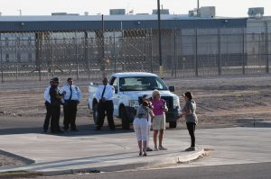 Fotógrafos retratan a una manifestante mientras la organización Observatorio de la Escuela de las Américas realiza una vigilia hoy, 7 de octubre de 2016, a las afueras de Centro de Detenciones de Eloy de la Oficina de Inmigración y Aduanas (ICE) el cual se encuentra aproximadamente a una hora al norte de la ciudad de Tucson. Más de 430 organizaciones defensoras de los derechos humanos y de los migrantes se reúnen en la frontera de Arizona con México a partir de hoy para pedir un alto a la militarización de la frontera y denunciar las políticas exteriores de los Estados Unidos, las cuales consideran son la raíz de la migración indocumentada proveniente de diferentes países latinoamericanos. EFE/GARY M WILLIAMS