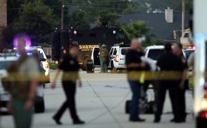 Autoridades rodean el área donde se reportó un tiroteo en Spring, Texas (EE.UU.) hoy, miércoles 9 de julio de 2014. Al menos seis personas, entre ellas cinco niños, murieron este miércoles en un tiroteo en el área metropolitana de la ciudad de Houston (Texas), según fuentes policiales de las que se hacen eco los medios locales. EFE/AARON M. SPRECHER