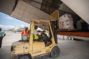 Un avión español con ayudas humanitarias para víctimas del huracán Matthew arriba hoy, miércoles 12 de octubre de 2016, al aeropuerto de Puerto Príncipe en Puerto Príncipe (Haití). Las ayudas serán distribuidas entre las ONG's antes de ser entregadas a los damnificados. EFE/BAHARE KHODABANDE