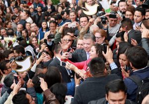 A handout picture provided by the presidency of Colombia, shows President Juan Manuel Santos (c) during a tribute by public officials, after he was announced as winner of the Nobel Peace Prize in Bogota, Colombia, on 7 October 2016. The National Business Council (CGN) of Colombia, which brings together leading businessmen in the country, considered the Nobel Peace with which he was awarded the President Juan Manuel Santos "is an incentive to look ahead and consolidate a national agreement." EPA / JUAN DAVID TENA / PRESIDENCY OF COLOMBIA / EDITORIAL USE ONLY / NO SALES