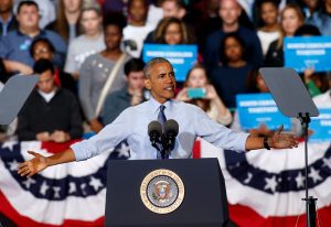 El presidente estadounidense, Barack Obama, habla en un evento de campaña de la candidata presidencial demócrata Hillary Clinton hoy, 11 de octubre de 2016, en el Anfiteatro White Oak de Greensboro, Carolina del Norte. EFE/BRIAN BLANCO