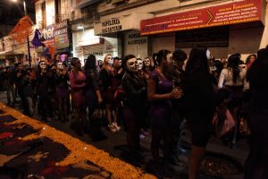 MEX04. CIUDAD DE MÉXICO (MÉXICO), 28/10/2016.- Prostitutas participan en una procesión con motivo del Día de Muertos hoy, viernes 28 de octubre de 2016, en el barrio La Merced de Ciudad de México (México). Las trabajadores sexuales recordaron a sus compañeras muertas y exigieron a las autoridades un alto a la trata de personas y a la violencia de la que son víctimas. EFE/Sáshenka Gutiérrez
