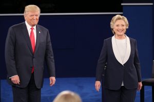 MCX11. St. Louis (United States), 09/10/2016.- Republican Donald Trump (L) and Democrat Hillary Clinton (R) arrive at the start of the second Presidential Debate at Washington University in St. Louis, Missouri, USA, 09 October 2016. The third and final debate will be held 19 October in Nevada. (Estados Unidos) EFE/EPA/GARY HE