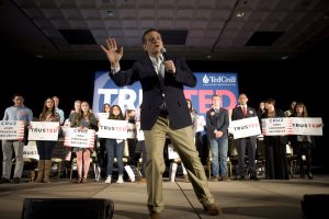 El precandidato presidencial republicano Ted Cruz participa hoy, lunes 11 de abril de 2016, en un evento de campaña, mientras una protesta en su contra se lleva a cabo a la salida del lugar en San Diego (EE.UU.). EFE/ David Maung
