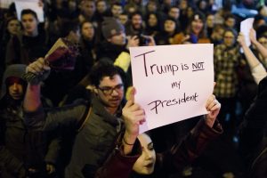 Ciudadanos protestan contra el resultado electoral que dió a Donald Trump, el candidato republicano, como presidente de Estados Unidos hoy, miércoles 9 de noviembre de 2016, en Nueva York (Estados Unidos). EFE/JUSTIN LANE