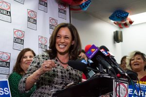 La recién elegida senadora por California, la fiscal Kamala Harris, sonría durante una una conferencia de prensa celebrada hoy, jueves 10 de noviembre 2016, en la sede de la Coalición por los Derechos Humanos de los Inmigrantes de Los Ángeles (CHIRLA). "Estar aquí tiene un propósito, el trabajo y la lucha de organizaciones como esta son las que me llevaron a mi al Senado, para defender la unidad, dar poder y ser la voz de todos, incluyendo la voz de aquellos que son más vulnerables", dijo a los presentes Harris, de origen afroamericano e hindú. EFE/Felipe Chacón