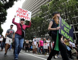 Thousands of demonstrators gather outside the Federal Building in reaction to the election Donald Trump as the 45th president of the United States, in Los Angeles, California, USA, 12 November 2016. (Protestas, Estados Unidos) EFE/EPA/MIKE NELSON