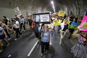 Demonstrators holding placards march through a tunnel as thousands protest the election of Donald Trump as the 45th president of the United States, in Los Angeles, California, USA, 12 November 2016. (Protestas, Estados Unidos) EFE/EPA/MIKE NELSON
