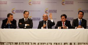 Colombia's Government delegation chief negotiator, Humberto de la Calle (C), speaks along Roy Barreras (L), Sergio Jaramillo (2L), Juan Fernando Cristo (3R) and Frank Pearl (R) during a press conference in Bogota, Colombia, 15 November 2016. The new peace agreement signed on 12 November by the Colombian government and the FARC is the final and pending only to fix the way it will be endorsed before proceeding with its implementation, the official chief negotiator said today at the Casa de Nariño in the capital, where he explained details of the agreement. EFE