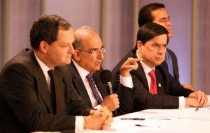 Colombia's Government delegation chief negotiator, Humberto de la Calle (2-L), speaks along Sergio Jaramillo (L), Juan Fernando Cristo (2R) and Frank Pearl (R), during a press conference in Bogota, Colombia, 15 November 2016. The new peace agreement signed on 12 November by the Colombian government and the FARC is the final and pending only to fix the way it will be endorsed before proceeding with its implementation, the official chief negotiator said today at the Casa de Nariño in the capital, where he explained details of the agreement. EFE