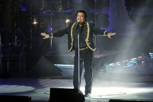 El cantante mexicano Juan Gabriel se presenta hoy, jueves 24 de octubre de 2013, en el Auditorio Telmex en la ciudad mexicana de Guadalajara, como parte de su gira de conciertos en el marco de sus 40 años de trayectoria artística. EFE