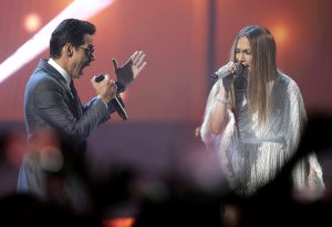 Los cantantes Jennifer Lopez (d) y Marc Anthony se presentan durante los premios Grammy Latino hoy, jueves 17 de noviembre de 2016, en T-Mobile Arena en Las Vegas. EFE