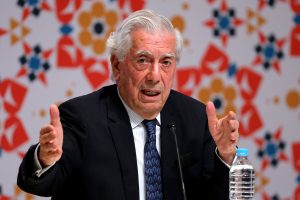 El escritor peruano y premio Nobel de Literatura, Mario Vargas Llosa, participa hoy, sábado 26 de noviembre de 2016, de la apertura del Programa Literario de América Latina, en el marco de la trigésima edición de la Feria Internacional del Libro de Guadalajara (México). EFE