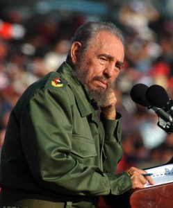 FID03 - LA HABANA (CUBA), 26/11/2016.- Fotografía de archivo del 1 de mayo de 2006, del líder cubano Fidel Castro, en La Habana (Cuba). Castro murió a los 90 años de edad, informó hoy, viernes 25 de noviembre de 2016, su hermano, el presidente Raúl Castro, en una alocución en la televisión estatal. EFE/Alejandro Ernesto/archivo