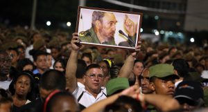 HAB29 LA HABANA (CUBA) 29/11/16.- Miles de personas asisten hoy, martes 29 de noviembre de 2016, al acto celebrado para despedir al fallecido líder cubano Fidel Castro, en la Plaza de la Revolución de La Habana (Cuba). Al acto también asisten mandatarios y personalidades de varios países. EFE/ALEJANDRO ERNESTO