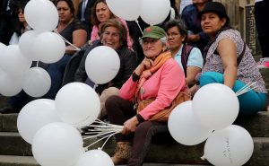 People supporting the agreement with the FARC guerrilla group wait outside the Congress facilities in Bogota, Colombia, 30 November 2016. The Colombian Deputies Chamber is debating passing the new peace agreement with the FARC signed on 24 November 2016. EFE