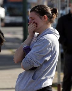 A woman reacts at the scene of a warehouse fire in the Fruitvale district of Oakland, California, USA, 04 December 2016. At least 30 people are confirmed dead, according to officials. The fire broke out during a musical performance late on 02 December. (Incendio, Estados Unidos). EFE