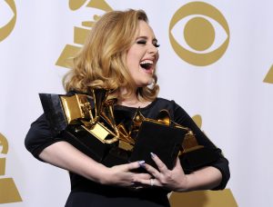 La cantante británica Adele posa con sus 6 galardones tras convertirse en la gran triunfadora de la 54 edición de Grammy, en una gala que tuvo lugar en el pabellón Staples Center de Los Ángeles, California (EE.UU.), la noche del 12 de febrero de 2012. Adele, de 23 años, confirmó las expectativas y conquistó todos los premios a los que estaba nominada después de arrasar en las listas de éxitos con su "Rolling in the Deep".EFE