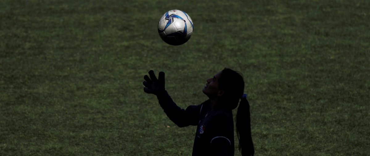 La liga femenina comienza, sin público, con reivindicación social y poco fútbol