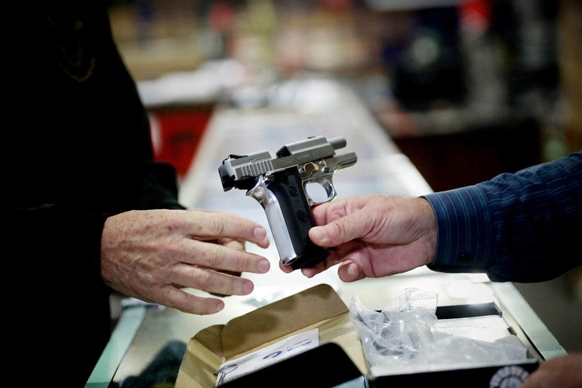 Gobernador de Florida promete una ley que permitirá portar armas sin  permisos – La Oferta