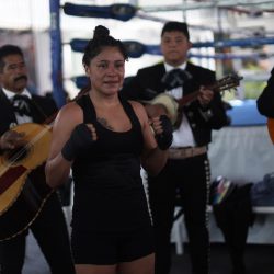 Un mariachi ameniza el final del entrenamiento de la boxeadora mexicana Erika Cruz, previo a su próxima pelea hoy, en Ciudad de México (México). EFE/Sáshenka Gutiérrez