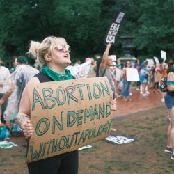 FotografÌa de archivo fechada el 9 de julio de 2022 de personas protestando frente a la Casa Blanca para defender el aborto legal, en Washington (EE.UU). EFE/ Jorge Dastis