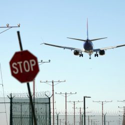 Un avión desciende para aterrizar en el Aeropuerto Internacional de Los Ángeles (LAX) en Los Ángeles, California, EE. UU., el 7 de noviembre de 2025. EFE/EPA/ALLISON DINNER