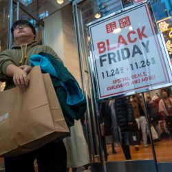 Personas realizan compras durante una jornada de descuentos debido al conocido 'Black Friday' en Nueva York (Estados Unidos). EFE/ Angel Colmenares