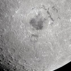 Fotografía cedida por la NASA de una imagen capturada por la tripulación de la misión Artemis II este lunes, de la mitad inferior de la Luna donde se observa la cuenca Orientale en la parte superior central de la imagen. EFE/ NASA/