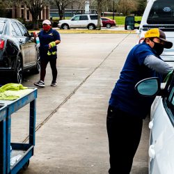 Unos trabajadores hispanos de lavado de autos que no quisieron ser identificados realizan sus labores en el local ubicado en Rosenberg, al oeste de la ciudad de Houston en Texas. Imagen de archivo. EFE/Alicia L. Pérez