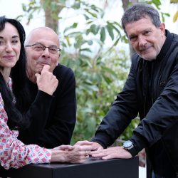 El actor Antonio Banderas, la bailarina y directora del festival, Lucia Lacarra (i), y el director de la compañía francesa Malandain Ballet Biarritz, Thierry Malandain (c), durante la inauguración de la primera edición de TIPTOE Soho International Dance Festival este viernes, en Málaga (Andalucía). Antonio Banderas tiene entre sus próximos proyectos volver a rodar a las órdenes de los cineastas argentinos Gastón Duprat y Mariano Cohn, con quienes trabajó en 'Competencia oficial' junto a Penélope Cruz en 2021. EFE/ Gregorio Marrero