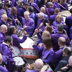 CALANDA (TERUEL), 03/04/2026.- Miles de tambores y bombos rompen el silencio en la localidad turolense de Calanda, este Viernes Santo. EFE/ Antonio García