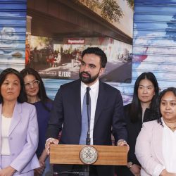 El alcalde de la ciudad de Nueva York, Zohran Mamdani (C), habla sobre las tiendas de comestibles de la ciudad durante una conferencia de prensa en La Marqueta en Nueva York, Nueva York, Estados Unidos, el 14 de abril de 2026. EFE/EPA/Sarah Yenesel