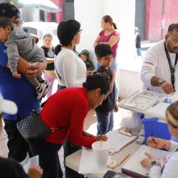 Personal de la Secretaría de Salud aplican vacunas contra el Sarampión este viernes (ayer), en el poblado de San Martín de las Flores, municipio de Tlaquepaque, en Jalisco (México). EFE/ Francisco Guasco