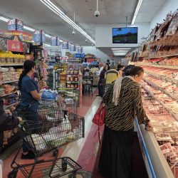 Personas realizan compras en un supermercado de Miami (EEUU), en una fotografía de archivo. EFE/ Alberto Boal