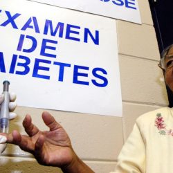 Fotografía de archivo de una mujer que se hace un examen de glucosa gratuito en Orlando, Florida. EFE/Gerardo Mora
