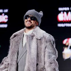 Bad Bunny sonríe durante la conferencia de prensa del Prejuego y el Show de Medio Tiempo de Apple Music en el Super Bowl LX en el Centro de Convenciones Moscone en San Francisco, California, EE.UU., 05 de febrero de 2026. EFE/CHRIS TORRES